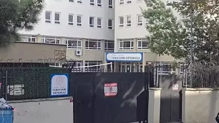 umraniyede-dehset-okulu-bicakla-basip-mudur-yardimcisini-tehdit-etti-1729884851408.jpeg Ümraniye'de öğrenciden dehşet! Okulu bıçakla basıp müdür yardımcısını tehdit etti - 1