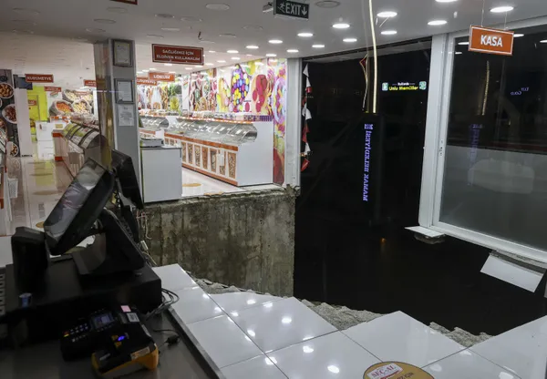 ankarada-faciadan-donuldu-kuruyemis-dukkaninda-cokme-meydana-geldi-1638500857634.jpg Ankara'da faciadan dönüldü! Kuruyemiş dükkanında çökme meydana geldi - 3