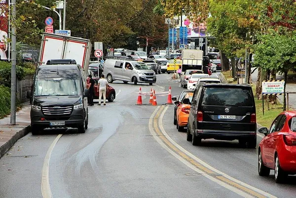 1695994187923.jpeg İstanbul Şişli'de yol çöktü! Sürücüler zor anlar yaşadı - 1