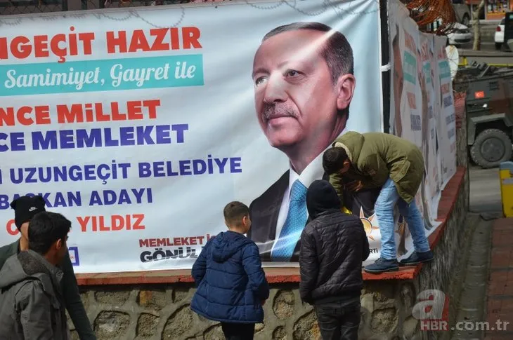 Şırnak’ta bir çocuk Başkan Erdoğan’ın kirlenen afişini temizledi