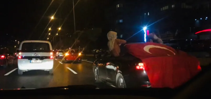 Bursa’da 'ölümüne' asker uğurlaması! Konvoydaki araçların camından sarktılar