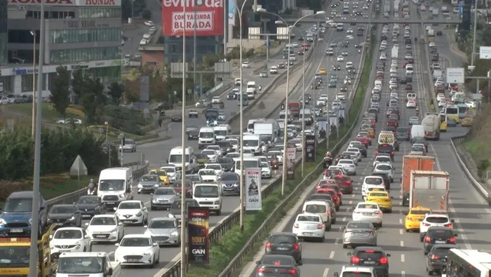 Son dakika: İstanbul’da cumhuriyet bayramı öncesi trafik yoğunluğu rekor seviyeye ulaştı - 2