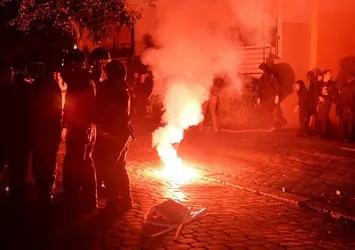 Berlin'de sokaklar savaş alanı!