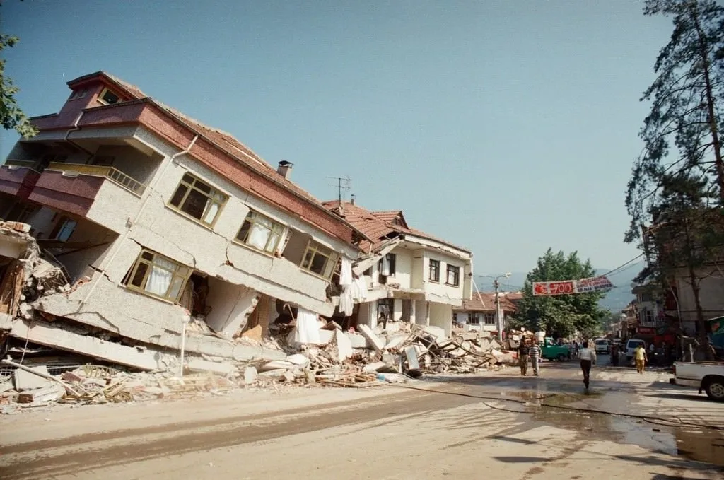 Землетрясения 17. Землетрясение в Турции 1999. Землетрясение в Стамбуле 1999. Измитское землетрясение 1999. Землетрясение в Турции 1999 год.