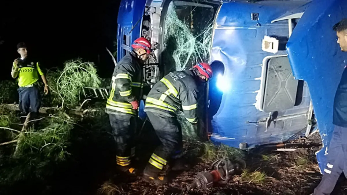Adana'da elim kaza: Bariyere çarpan şoför can verdi
