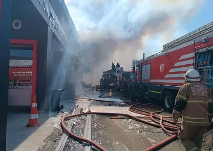 İzmir'de otomobil yedek parça dükkanında yangın!