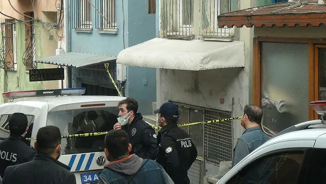 İstanbul'da kokudan rahatsız olanlar polisi aradı! Battaniyeye sarılı cansız bedeni bulundu - 2