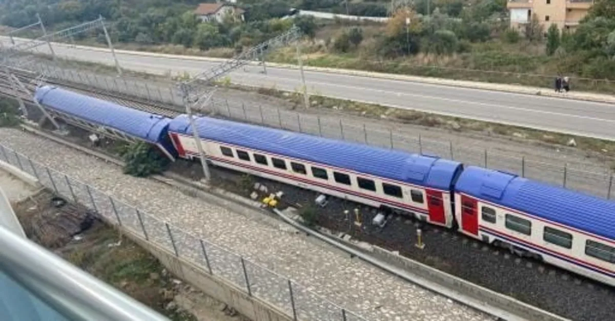 Gebze'de tren raylardan çıktı