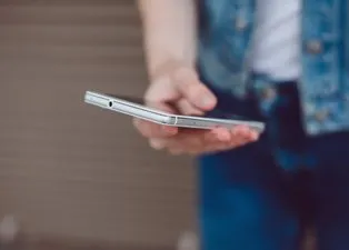 Bu hata pil ömrünü sessizce tüketiyor! İşte telefonu doğru şarj etmenin yolları