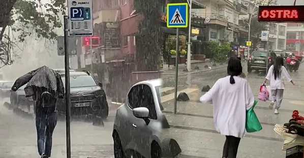 Sağanak yağışa hazırlıksız yakalananlar kaçacak yer aradı - 1