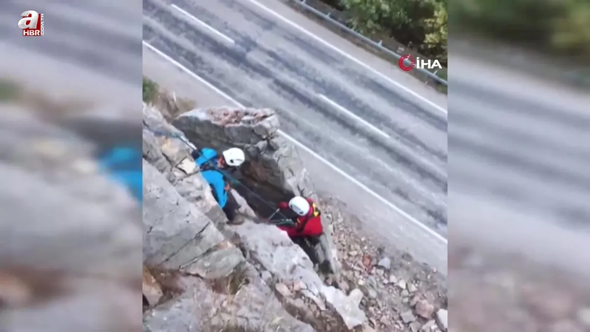 Kaya parçası yola düşüp otomobile çarptı