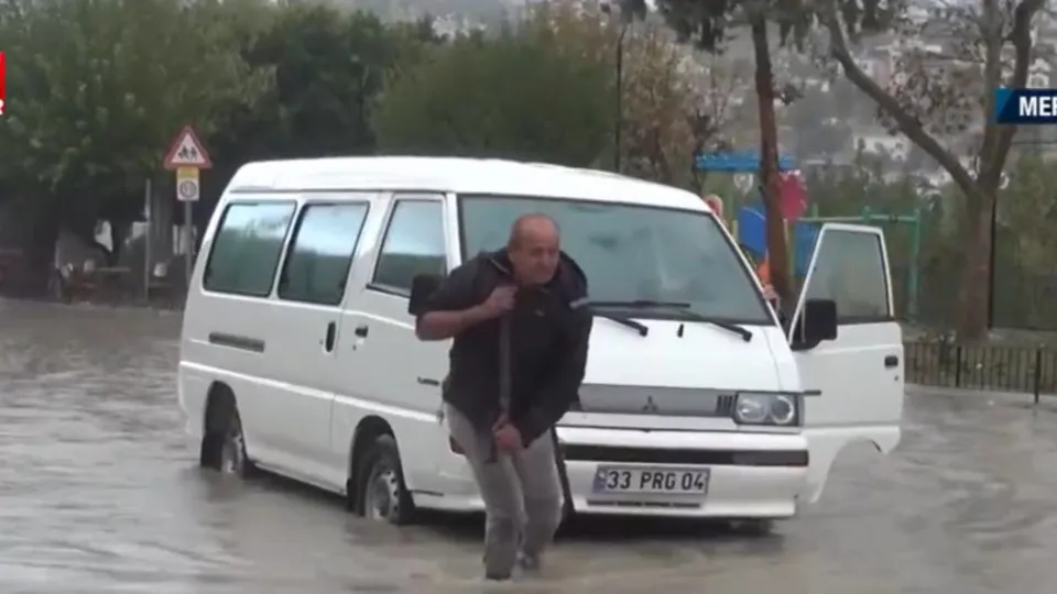 Mersin Silifke’de caddeler göle döndü