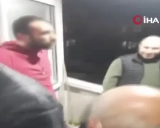 1679897015235.jpg Cami kapısına siper oldu cemaati içeriye sokmadı! O anlar kamerada - 5