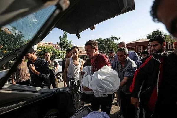 Katil İsrail hamile anne ve iki kızını şehit etti! - 2