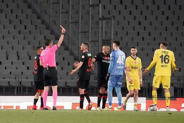 Karagümrük Fenerbahçe maçında olay yaratan penaltı pozisyonu! Spor yorumcularından flaş sözler