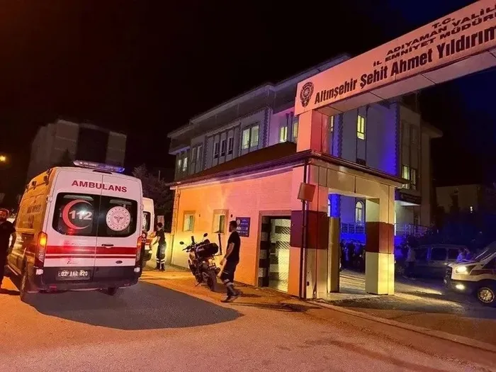 adiyamanda-bir-polis-mesai-arkadaslarina-ates-acti-bakan-yerlikaya-acikladi-2-polis-memuru-sehit-oldu-1714247613425.jpeg Adıyaman'da bir polis mesai arkadaşlarına ateş açtı! Bakan Yerlikaya açıkladı: 2 polis memuru şehit oldu - 1