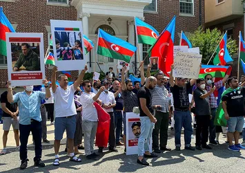 ABD'deki Azerbaycan Türklerinden Ermenistan'ın Washington Büyükelçiliği önünde protesto!