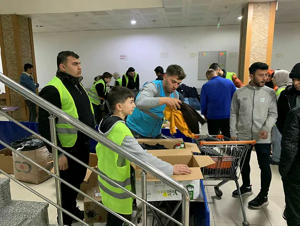 karadenizden-deprem-bolgesine-yardim-seferberligi-devam-ediyor-1676641675281.jpg Karadeniz'den deprem bölgesine yardım seferberliği devam ediyor - 2