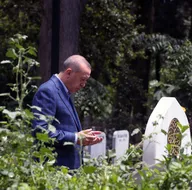 Başkan Erdoğan anne ve babasının kabrini ziyaret etti! 15 Temmuz şehidi Erol Olçoku da unutmadı