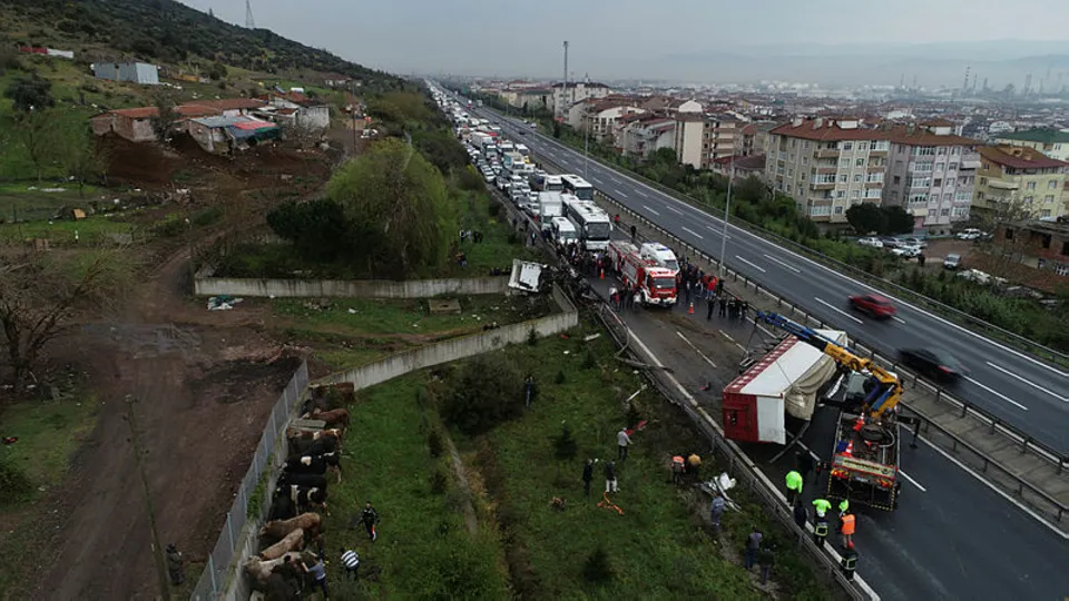 TEM Otoyolu'nu ulaşıma kapatan kaza!
