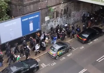 Londra'da liseli öğrenciler ders saatinde Filistin için yürüyüş yaptı: Nehirden denize özgür Filistin!
