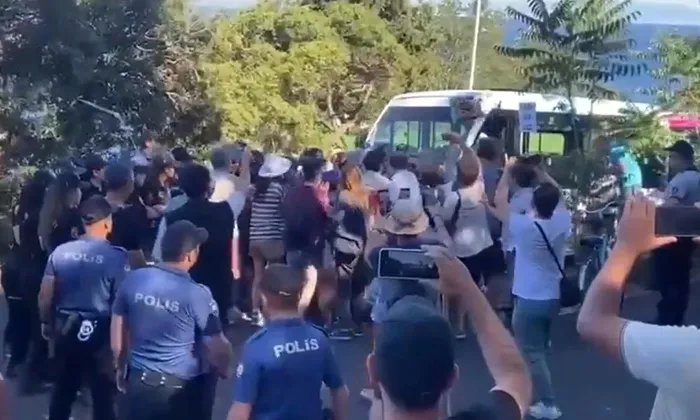 adalarda-ibbye-minibus-protestosu-halk-burada-imamoglu-nerede-1718646811593.jpeg