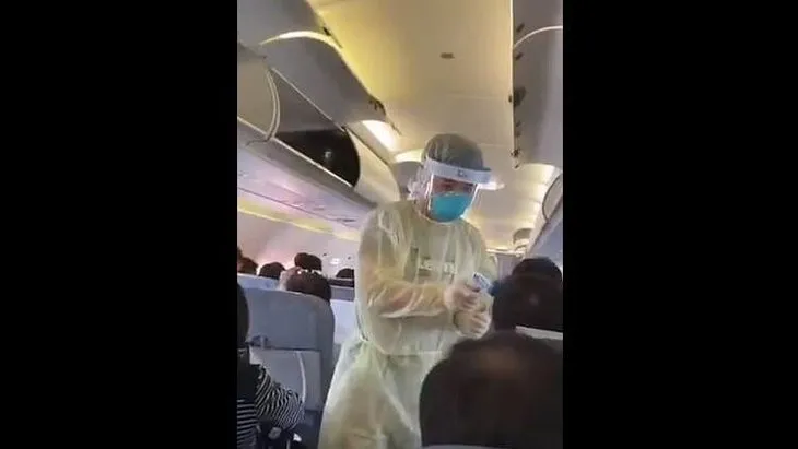 Bu görüntüler Çin’den! Uçakta virüs taraması yapıldı
