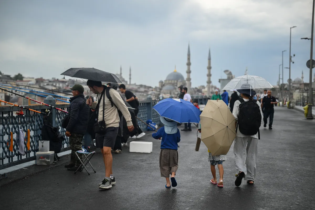 soguk-havasi-dalgasi-geliyor-yagisli-sistem-iki-gun-surecek-10-ile-sari-kodlu-uyari-1787899250855.jpg İstanbul’da cumartesi günü aralıklarla sürecek yağışın pazar öğle saatlerinde kısa süreli görülmesi, sıcaklığın ise gece 18-19 dereceye kadar düşmesi bekleniyor.