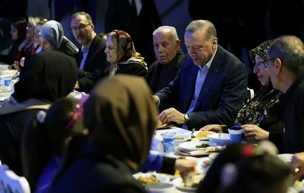 6'lı koalisyonun katıldığı iftarda skandal! CHP'li vekil Veli Ağbaba yaşlı adamı masadan uzaklaştırıp kovdu - 5