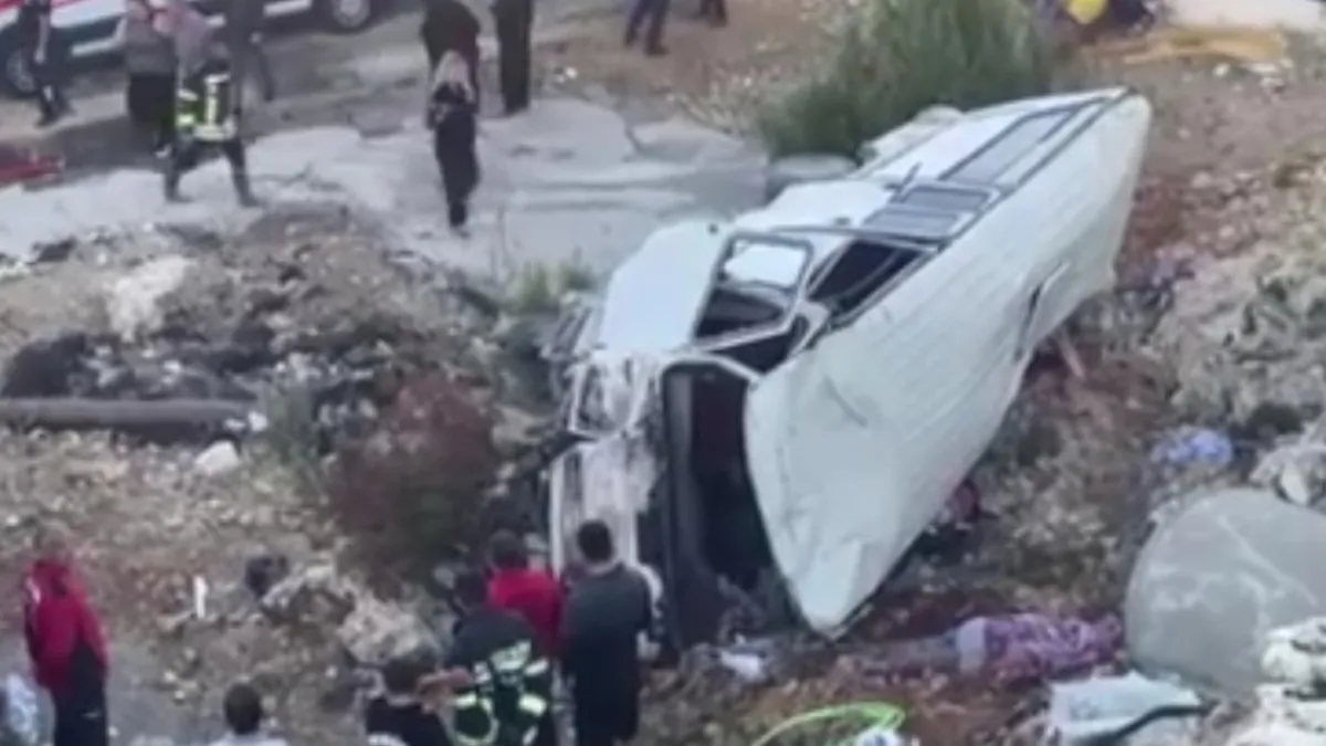 Mersin'de korkunç kaza! Tarım işçilerini taşıyan minibüs şarampole uçtu! Çok sayıda ölü ve yaralı var