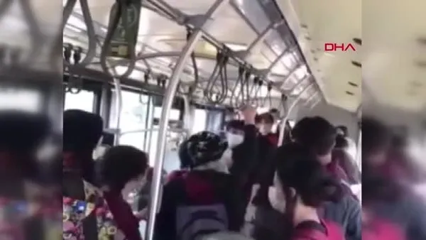 konyada-lise-ogrencileri-belediye-otobusunde-birbirine-girdi-o-anlar-kamerada-1632732018043.jpg Konya’da lise öğrencileri belediye otobüsünde birbirine girdi! O anlar kamerada - 3