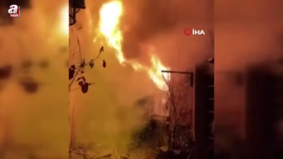 Ayvalık'ta ahşap sanat galerisi ve tiyatro salonu yandı