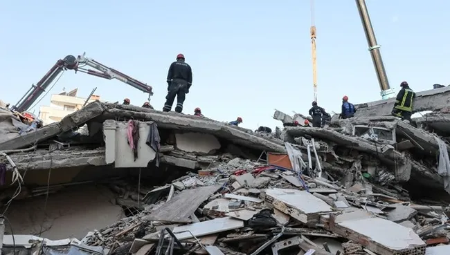 İzmir'deki depremde yıkılan binaların müteahhit ve fenni mesullerine gözaltı - 1