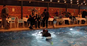 Moral gecesinde havuza düştü! Neye uğradığını şaşırdı