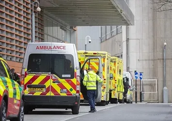 Sağlık sistemi çöken İngiltere'de şimdi de ambulans çalışanları grevde: Sorunu sürekli yama yaparak çözemezsiniz