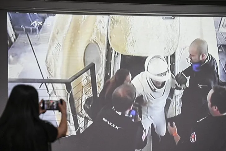 İlk Türk astronot Alper Gezeravcı Dünya'ya döndü! İşte o tarihi görüntüler