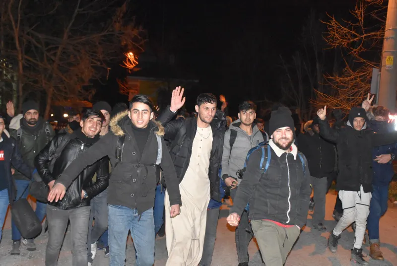 Image result for Göçmenlere Avrupa kapıları açıldı! Sınıra yürüyorlar