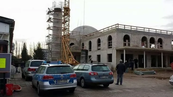 Almanya’da inşaat halindeki camiye ırkçı saldırı