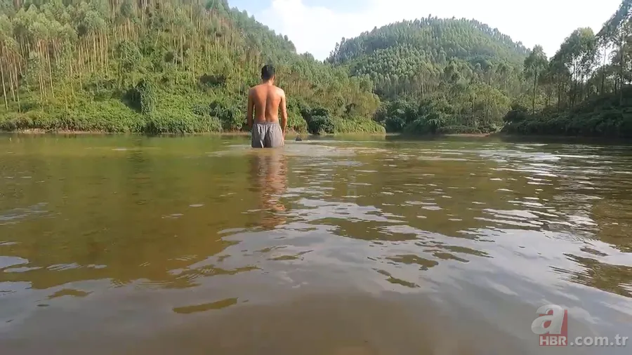 Dev anakonda yılanı nehirde yüzen gençlere saldırdı! Korku dolu anlar görüntülendi 5