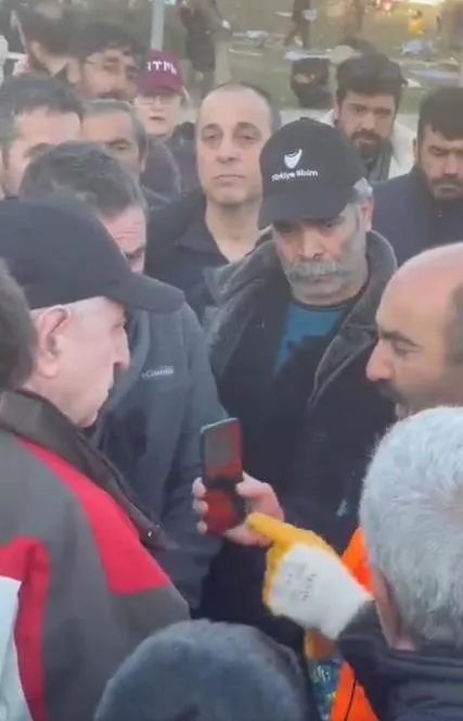 depremden-siyaset-devsiren-umit-ozdaga-arama-kurtarma-ekiplerinden-tepki-senden-biktik-1676232693138.jpeg Depremden siyaset devşiren Ümit Özdağ'a enkaz başında tepki: "Bıktık"