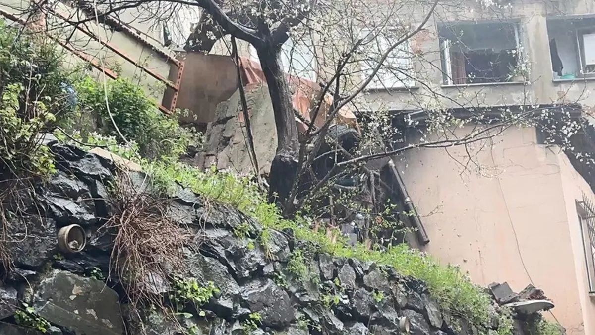 Kağıthane’de korkutan çökme! Araba hurdaya döndü