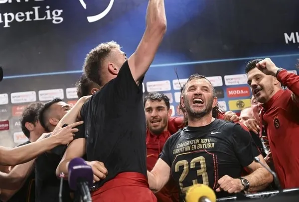 okan-buruktan-sampiyonluk-yorumu-cumhuriyetin-100-yilinda-bu-kupayi-kazanmak-degerliydi-1685487228662.jpg Okan Buruk'tan şampiyonluk yorumu: Cumhuriyet'in 100. yılında bu kupayı kazanmak değerliydi!