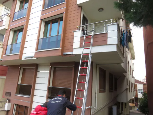 1607514199791.jpg 2 yaşındaki çocuk annesini balkona kilitledi! İtfaiye ekipleri yardımına koştu - 1