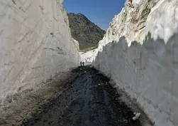 Temmuz ortasında şaşırtan manzara! Kar kalınlığı 8 metreyi aştı