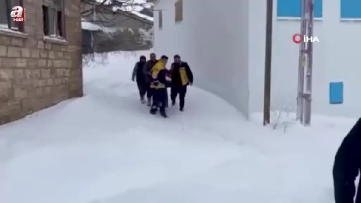 Bayburt’ta kara saplanan ambulans ekiplerce kurtarıldı