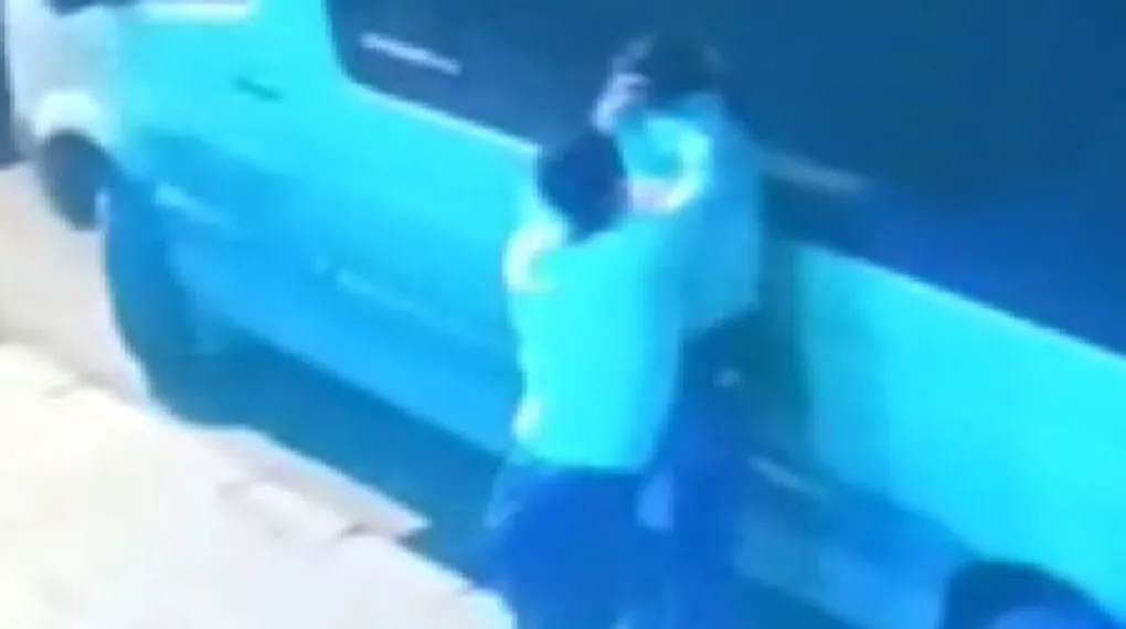 Sokak ortasında iki kadını darp etti