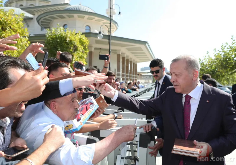 Başkan Erdoğan, cuma namazı çıkışında vatandaşlara kitap dağıttı 7