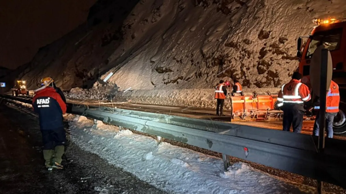 Van-Bitlis kara yoluna çığ düştü! Ulaşıma kapandı