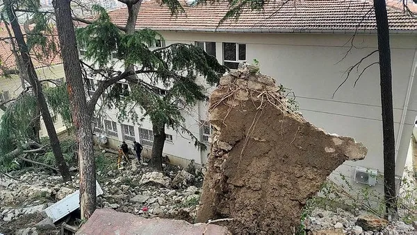 1683279325402.jpeg İstanbul'da facianın eşiğinden dönüldü! İstinat duvarı okul bahçesine yıkıldı - 4