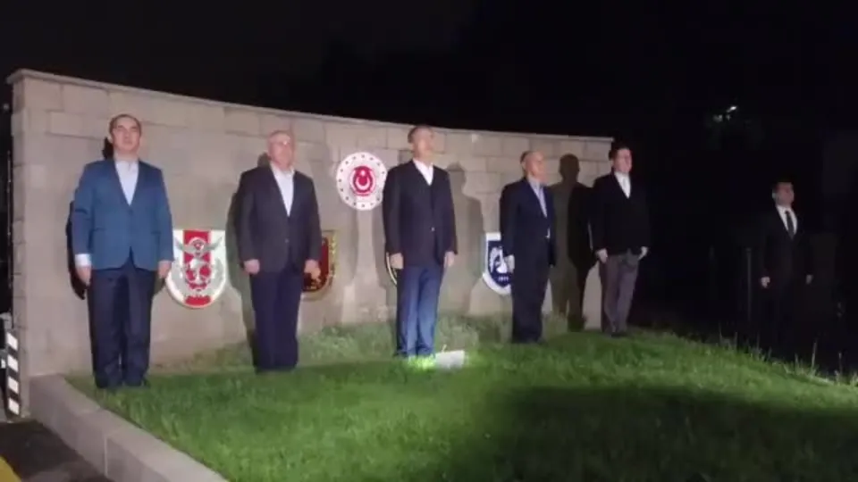 Milli Savunma Bakanı Hulusi Akar Mehmetçik ile birlikte İstiklal Marşı okudu